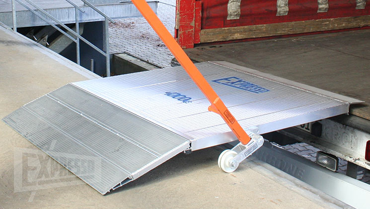Removable loading ramp with operating lever