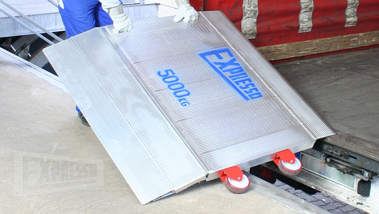 Removable loading ramp with castors
