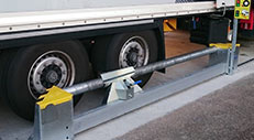 Manual blocker - Truck blocking system at dock