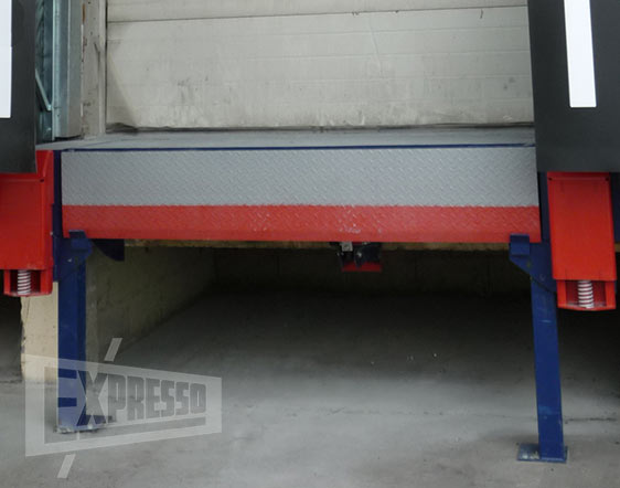 STAA mini-leveller in first pallet access position