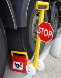 Universal electric wheel chock with eccentric lever