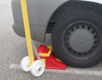 Universal electric wheel chock with eccentric lever