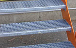 Anti-slip steps in gratings