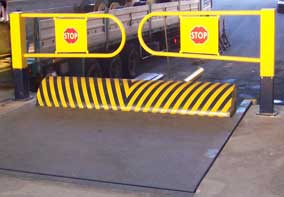 Dock leveler with anti-squash refuge area Expresso