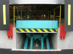 Hydraulic loading dock lift table