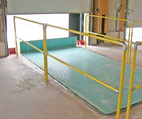 Hydraulic loading dock lift table