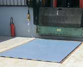 Hydraulic loading dock lift table
