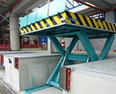 Hydraulic loading dock lift table