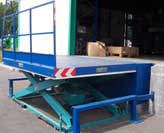 Hydraulic loading dock lift table