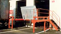 Loading dock : loading table fixed to loading dock