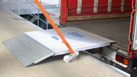 Aluminium manual loading ramp with operating lever