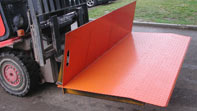 Steel loading ramp : Setting up with a forklift truck