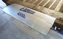 Aluminium loading dock board with retractable handles