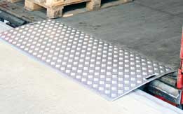 Rounded profile aluminium loading dock board
