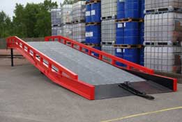 Hydraulic yard ramp