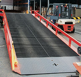 Hydraulic yard ramp with side loading ramps