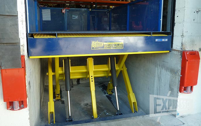 Hydraulic loading dock lift table