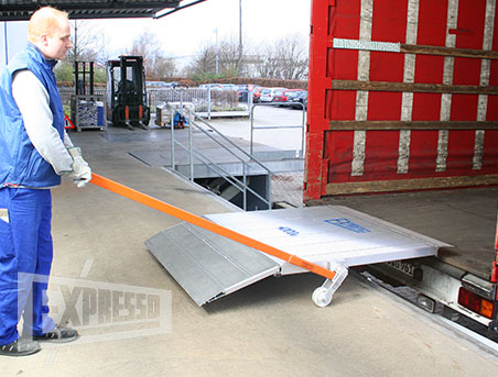 Aluminium manual loading ramp with operating lever