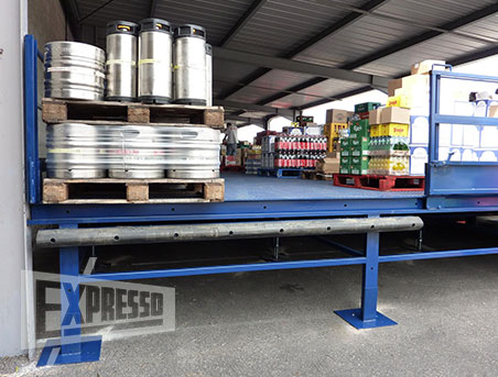 Loading dock : Loading table fixed to the loading dock
