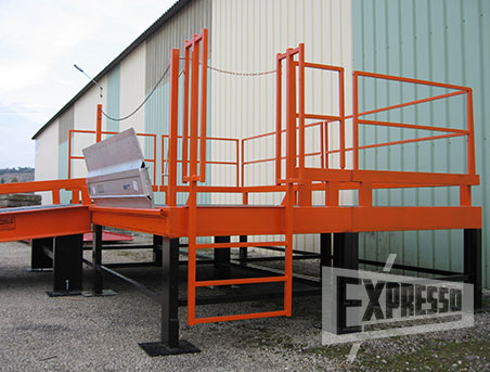 Loading dock : Loading table fixed to the loading dock