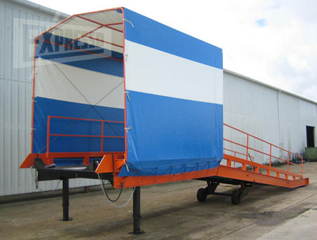Rampe de chargement mobile bâchée