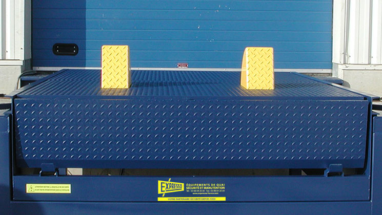 Retractable obstacles kit for dock leveler