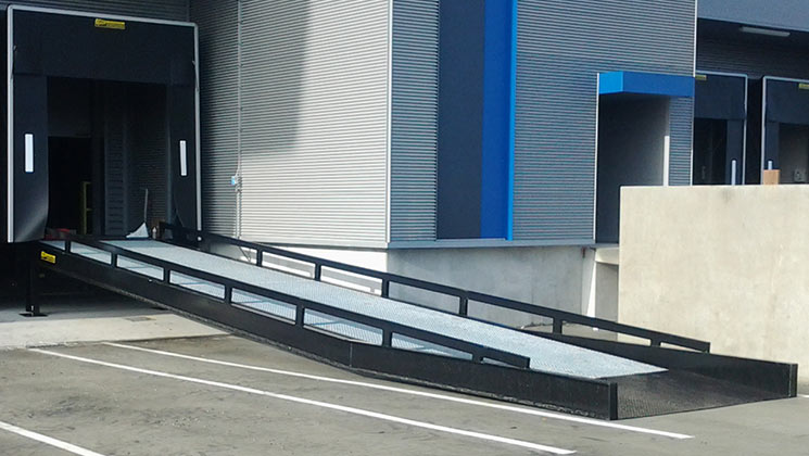 Stationary yard ramp