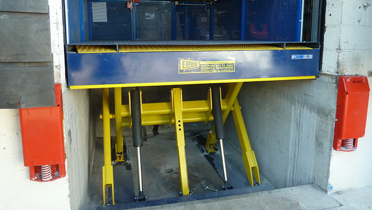 Hydraulic lift table for loading dock