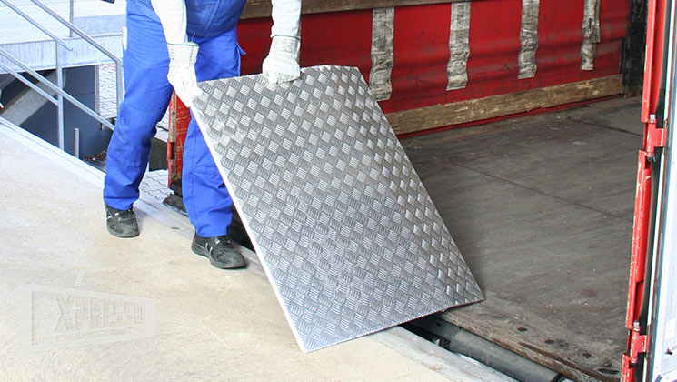 Aluminum dock plates and dock boards