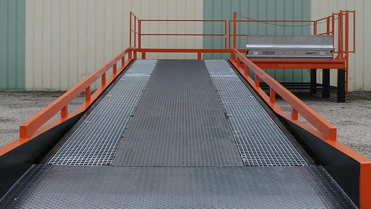 Combined ramp and loading platform