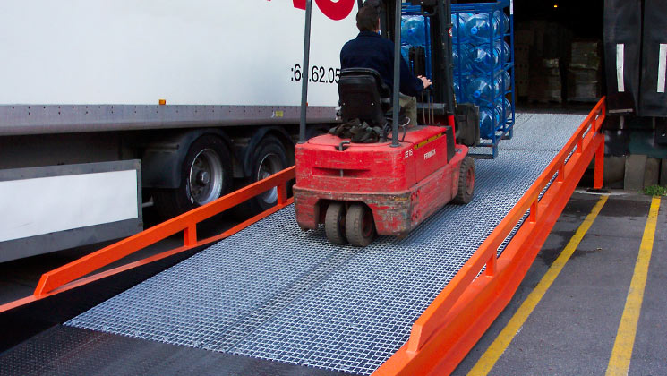 Stationary loading yard ramp