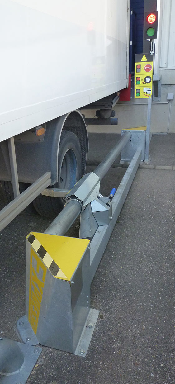 Manual blocker - Truck blocking system at dock