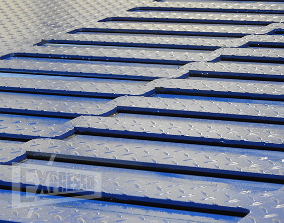 Telescopic comb lip dock leveler