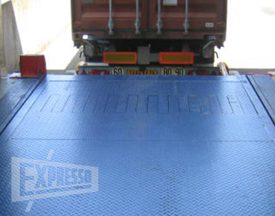 Telescopic comb lip dock leveler