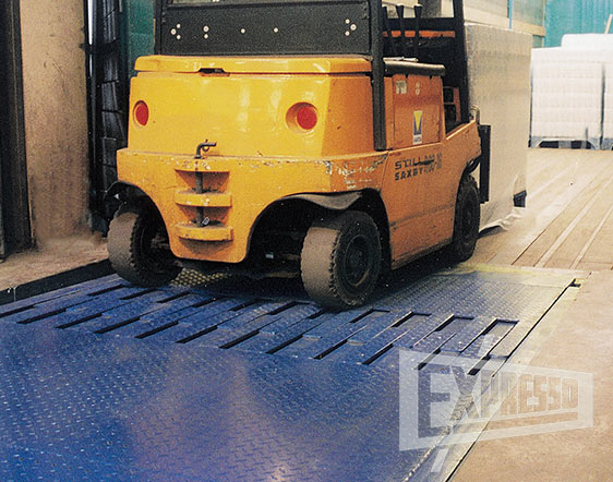 Telescopic comb lip dock leveler