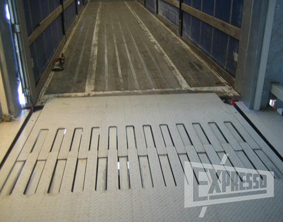 Telescopic comb lip dock leveler