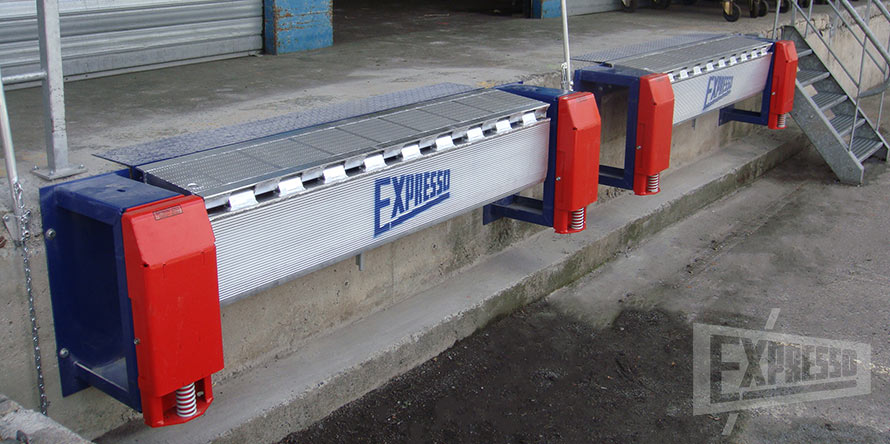 Aluminium mechanical edge-of-dock leveler with sliding dock bumpers