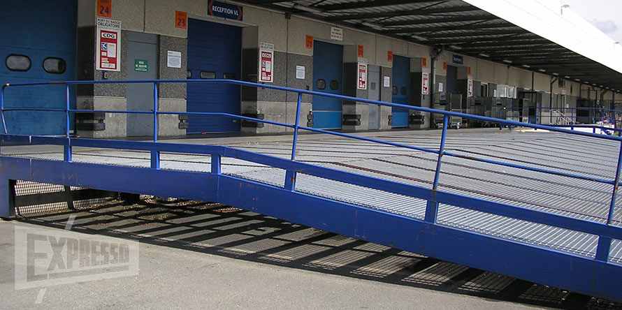 Stationary yard ramp for loading dock with an horizontal platform