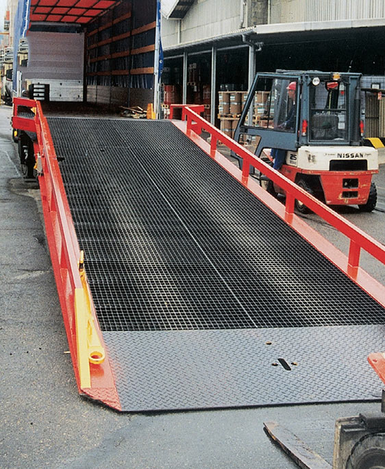 Hydraulic yard ramp with enlarged horizontal part